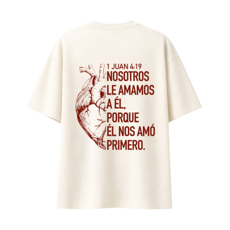Camiseta Beige Corazón & Versículo – 1 Juan 4:19